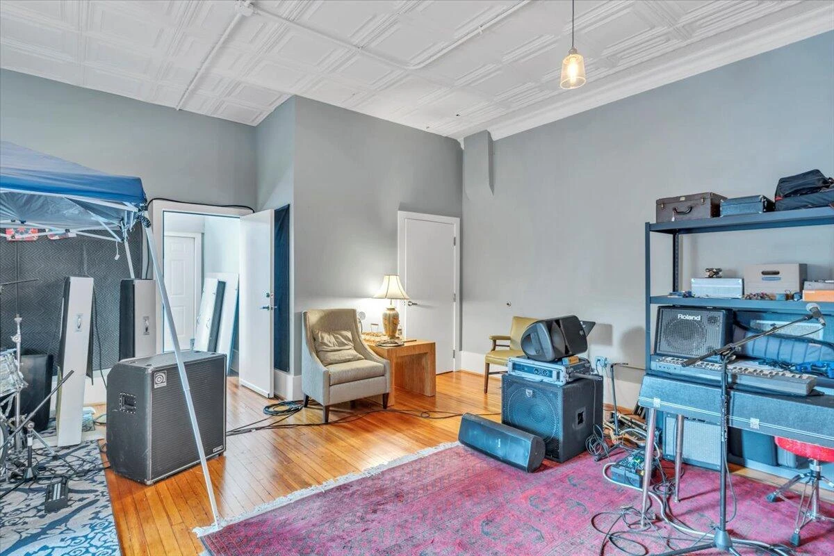 1101 Montrose AVE - Photo 6