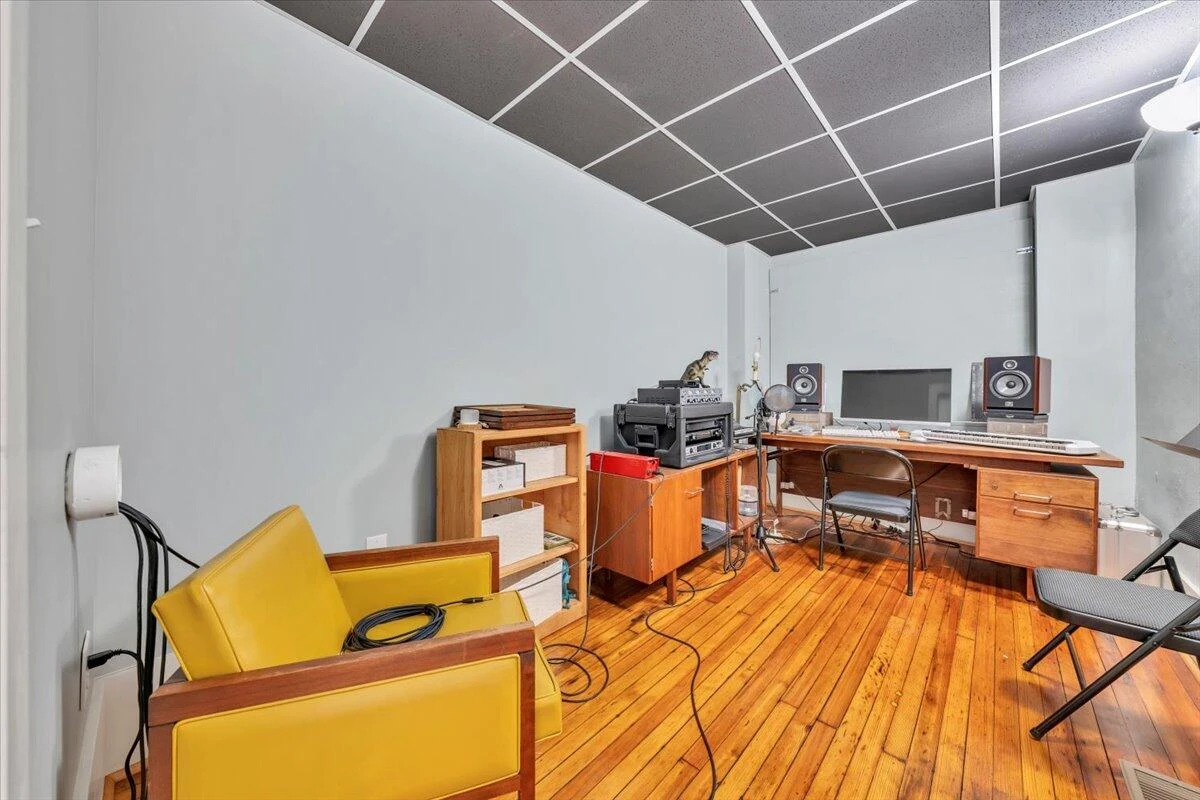1101 Montrose AVE - Photo 7