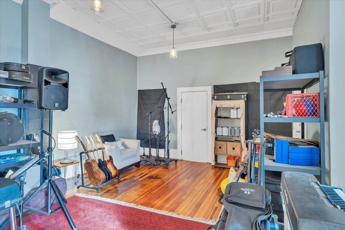 1101 Montrose AVE - Photo 8