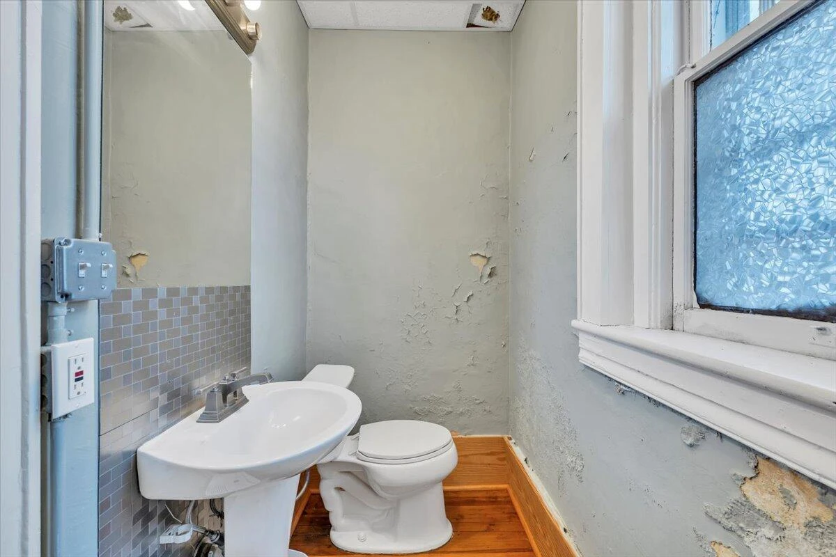 1101 Montrose AVE - Photo 9
