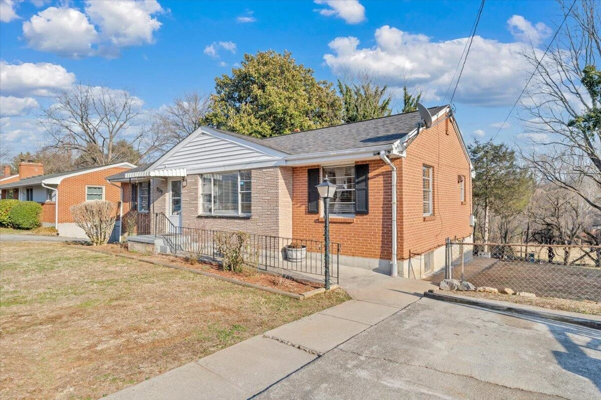 909 Chester AVE - Photo 46