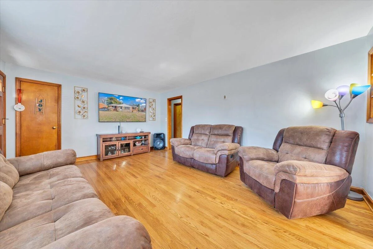 909 Chester AVE - Photo 10