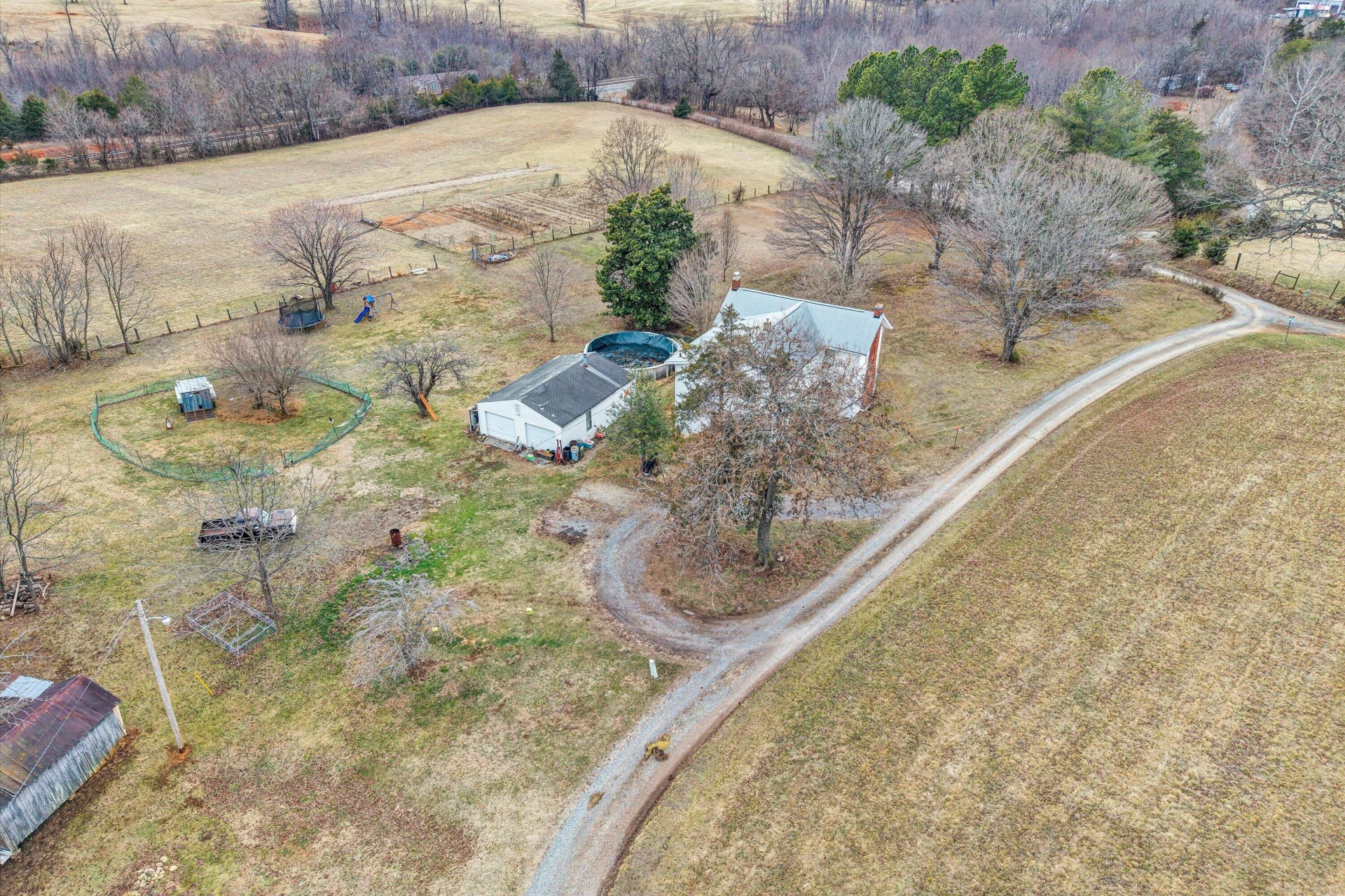 1045 Emerald DR - Photo 5