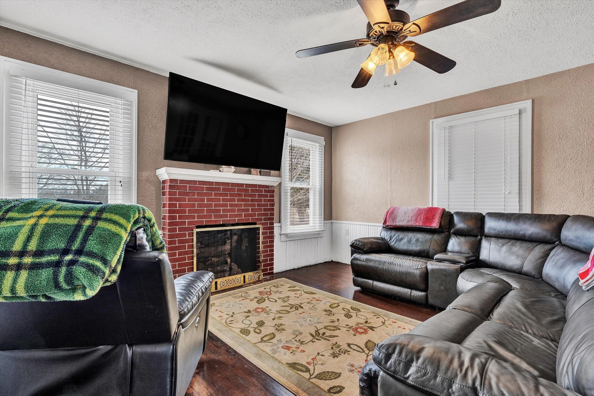 1045 Emerald DR - Photo 7