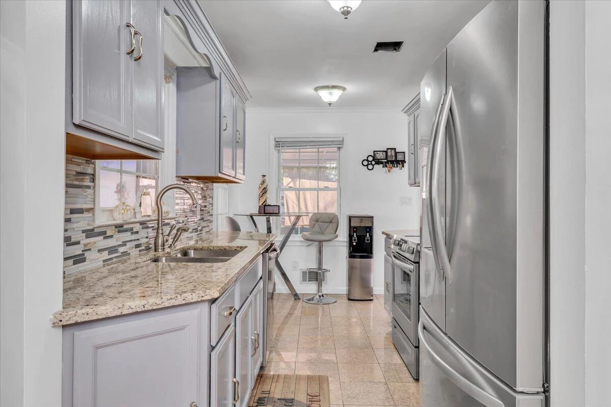 3325 Fleetwood AVE - Photo 17