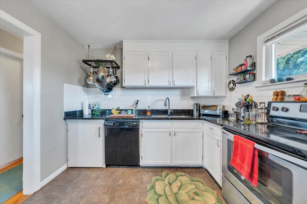 139 Hurst AVE - Photo 16