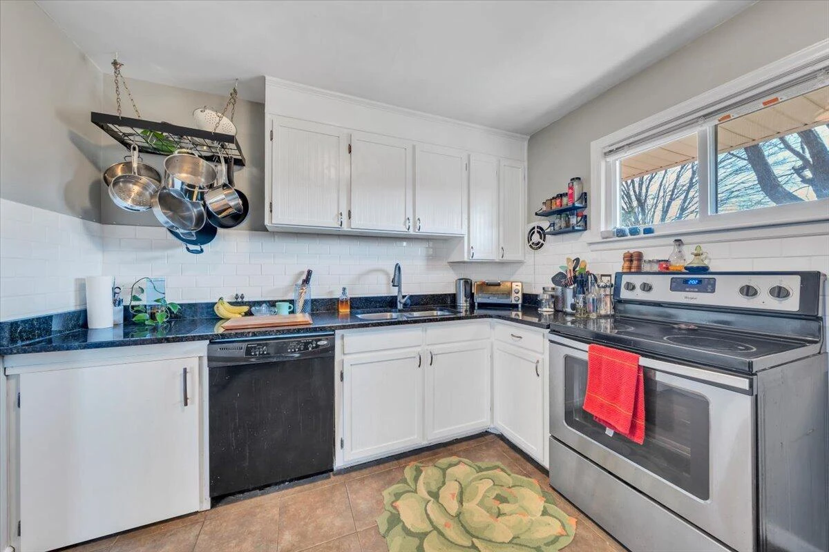 139 Hurst AVE - Photo 17
