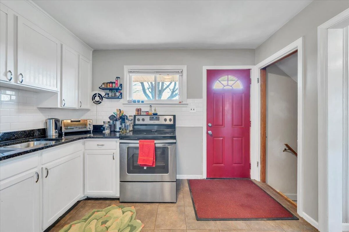 139 Hurst AVE - Photo 18