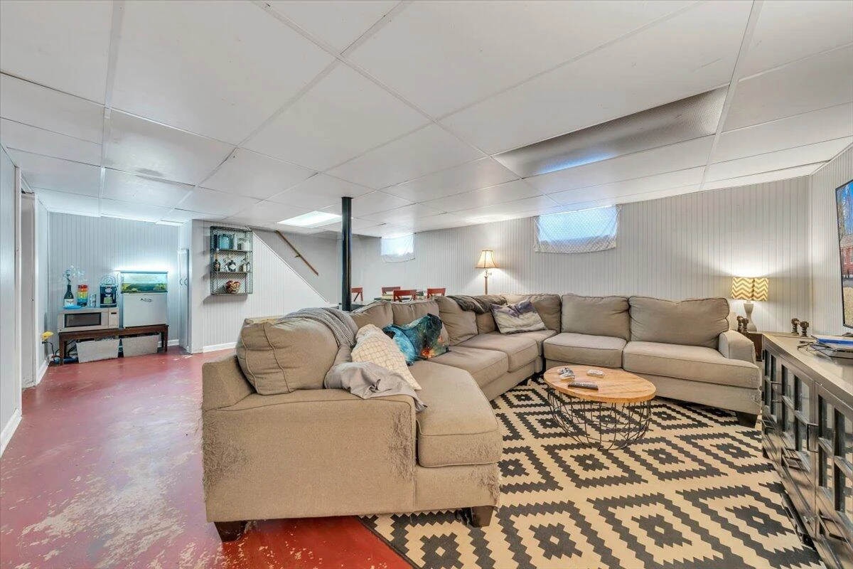 139 Hurst AVE - Photo 32