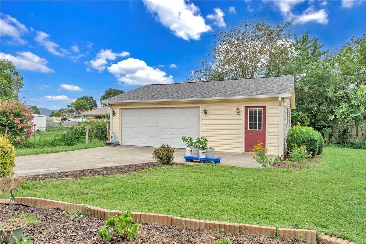 3417 Crittendon AVE - Photo 21