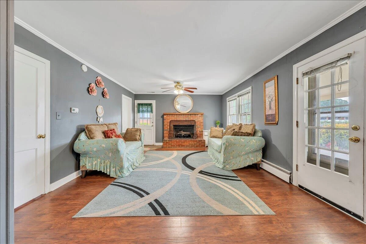 3417 Crittendon AVE - Photo 3