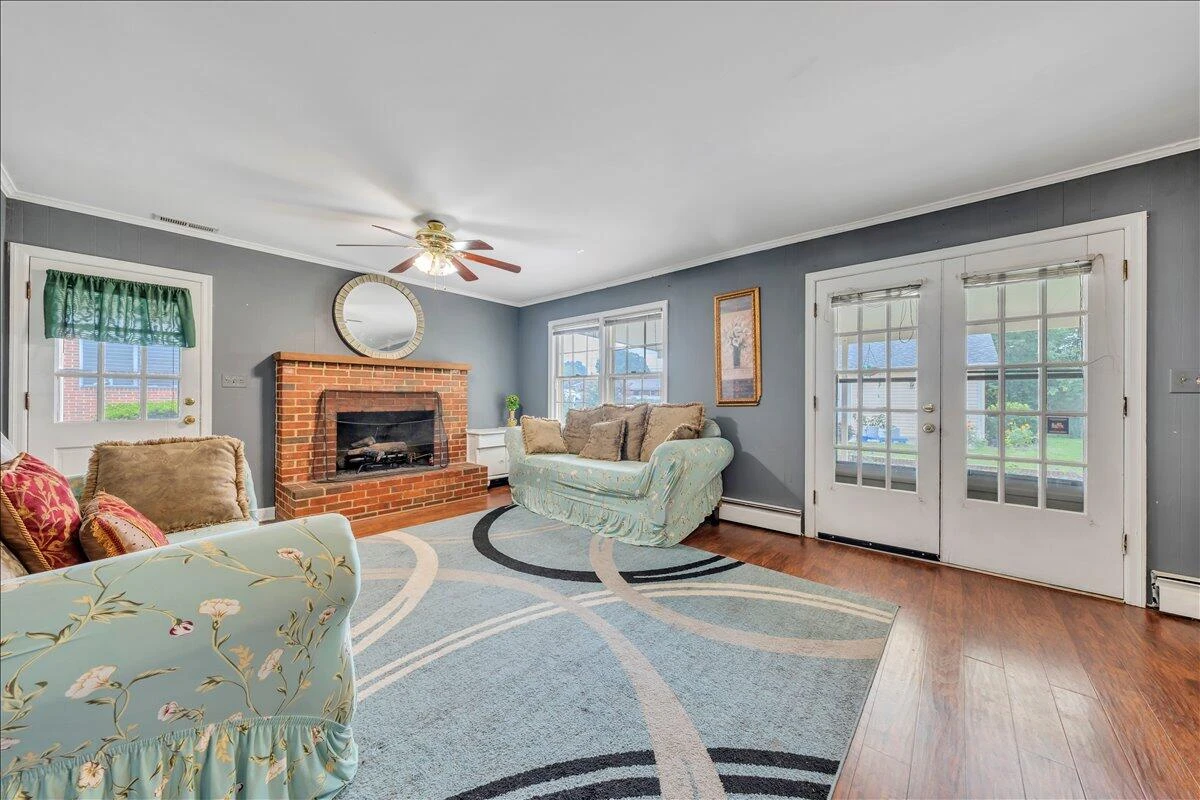 3417 Crittendon AVE - Photo 4