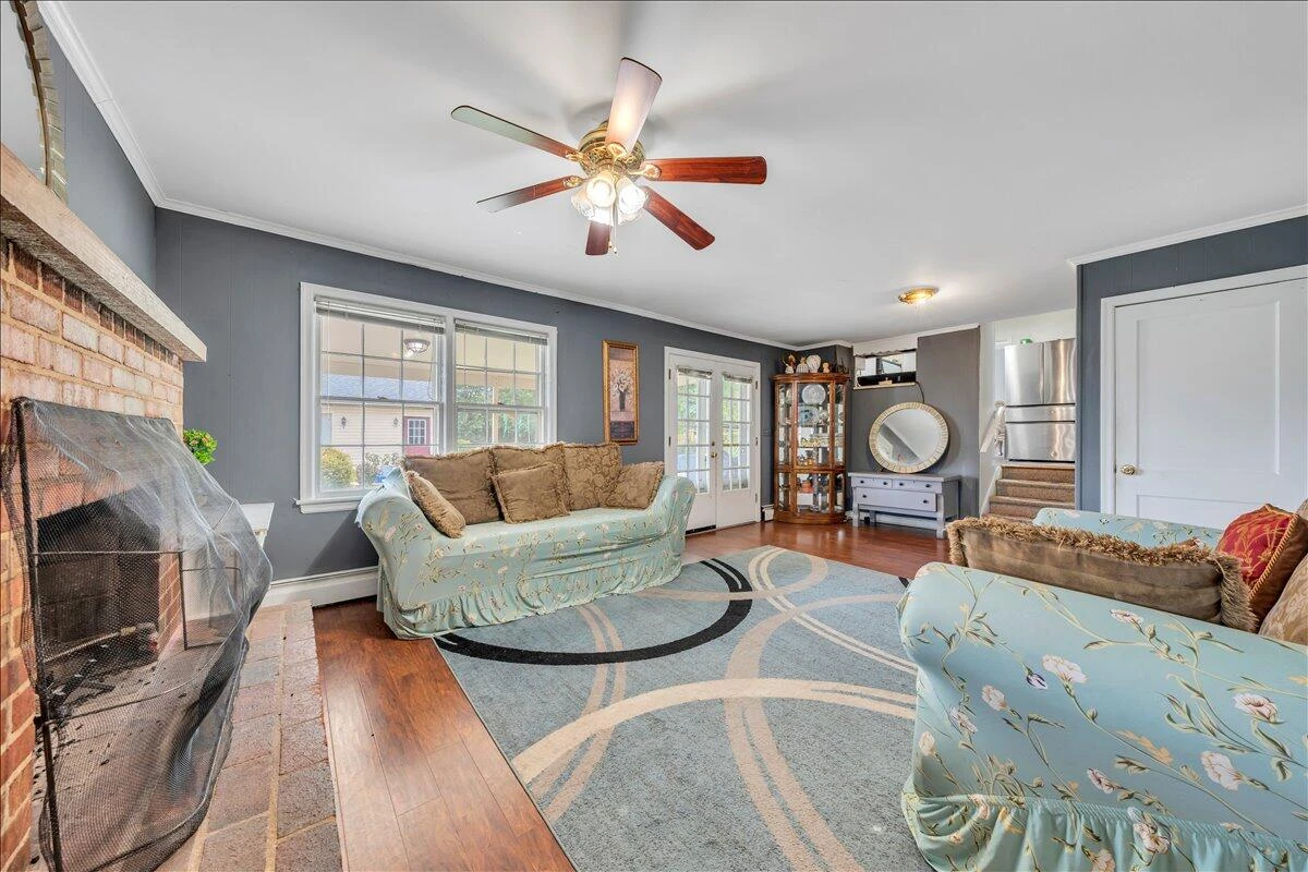 3417 Crittendon AVE - Photo 5