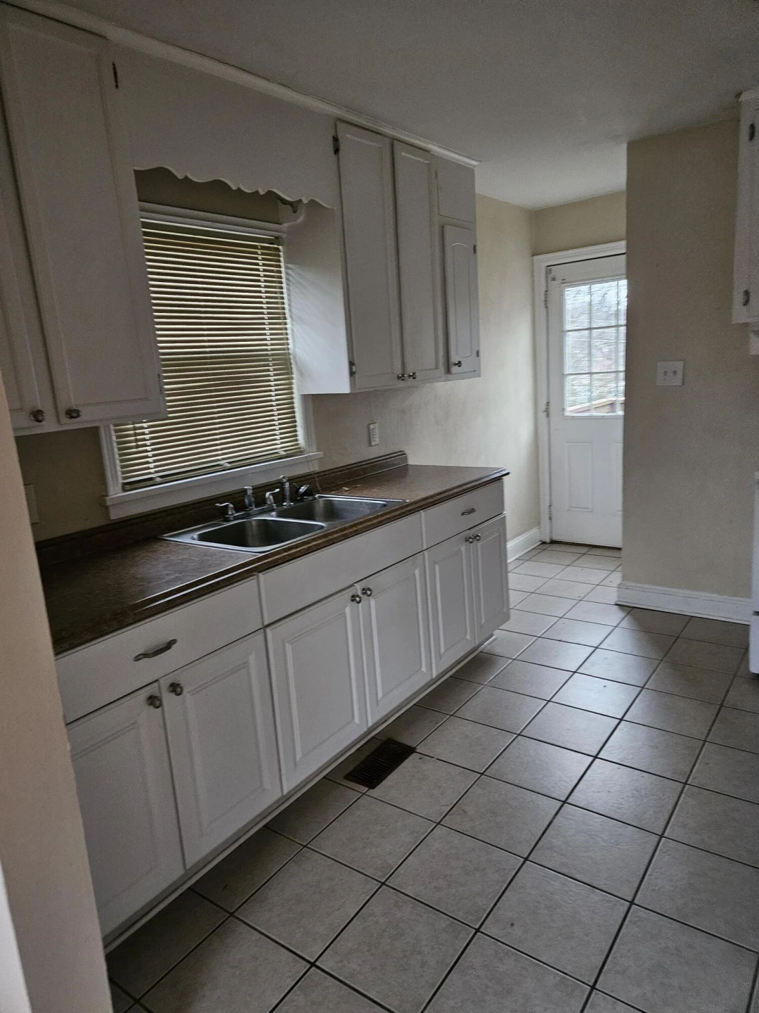 2718 Meadowview DR - Photo 3