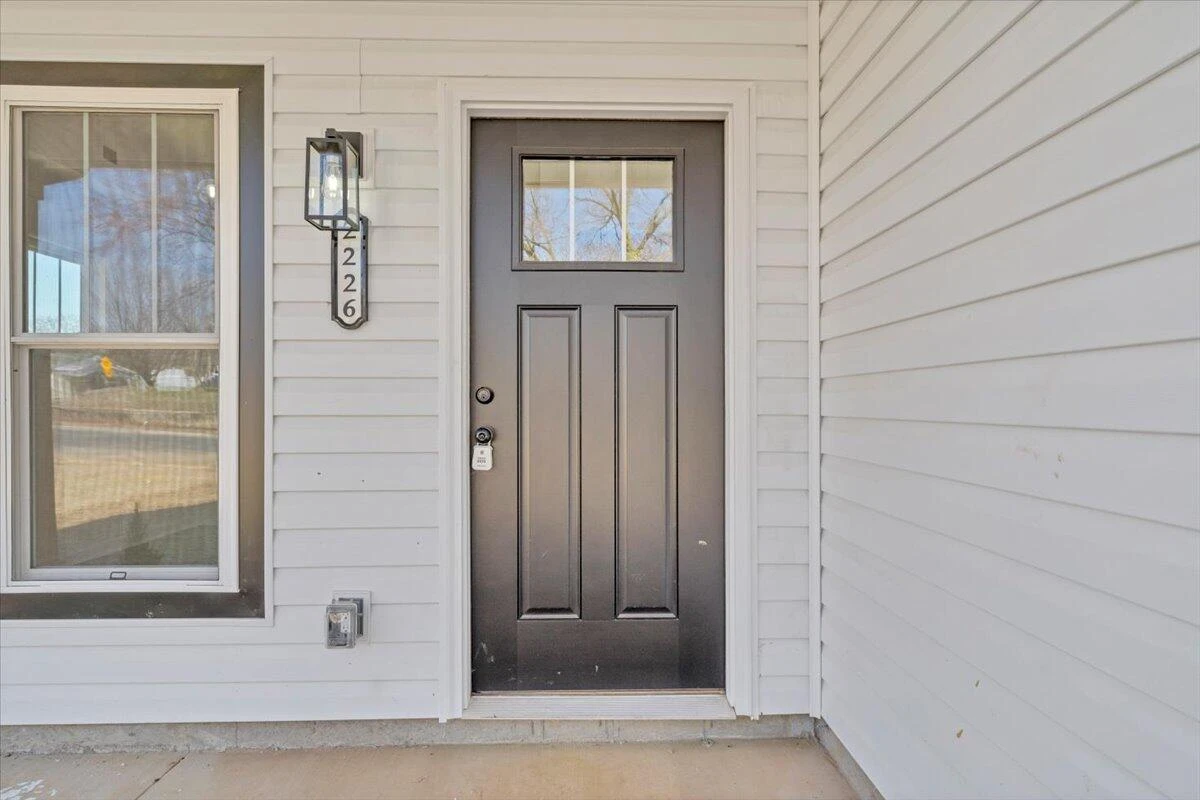 2226 Rutherford AVE - Photo 2