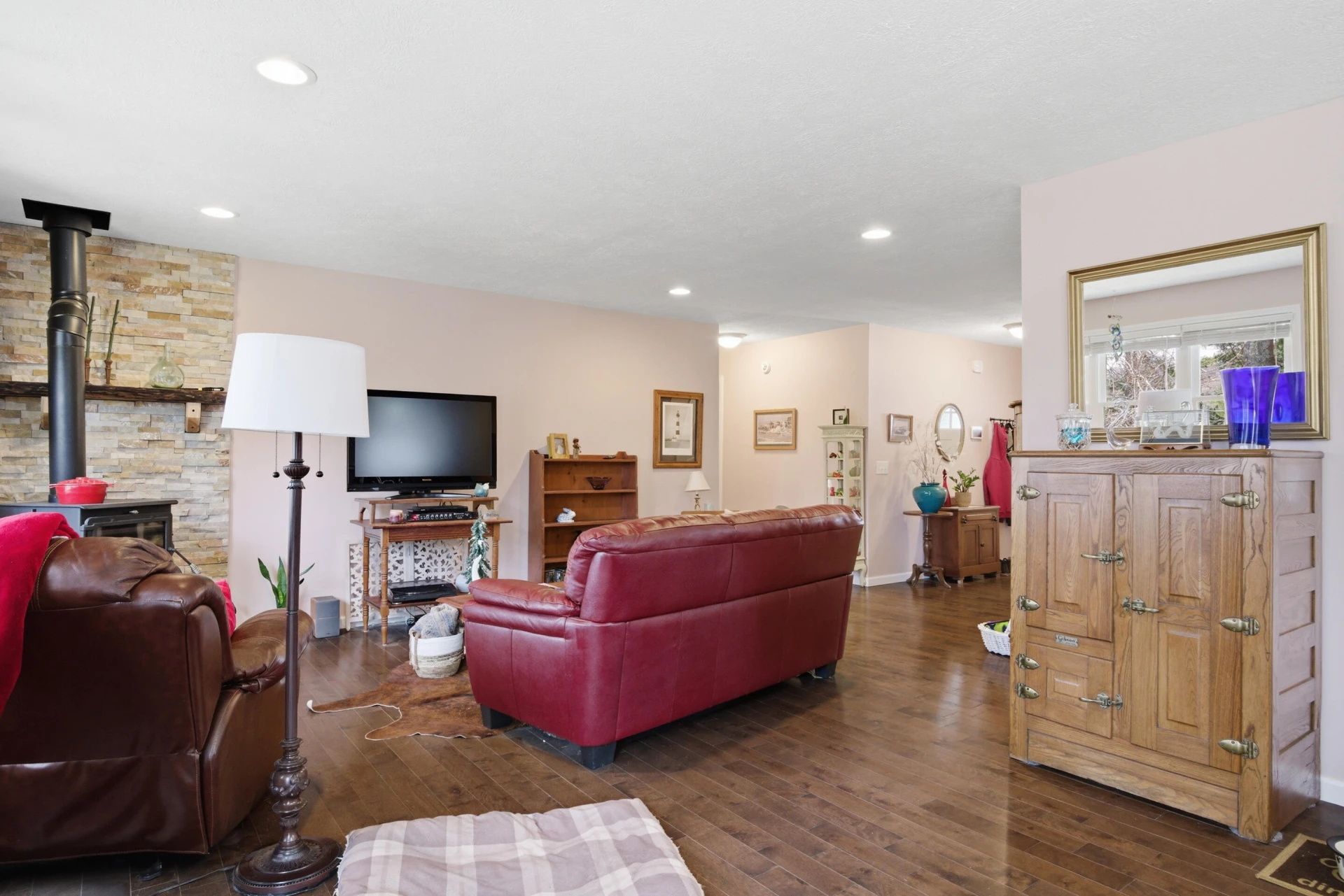 209 Courtland CIR - Photo 5