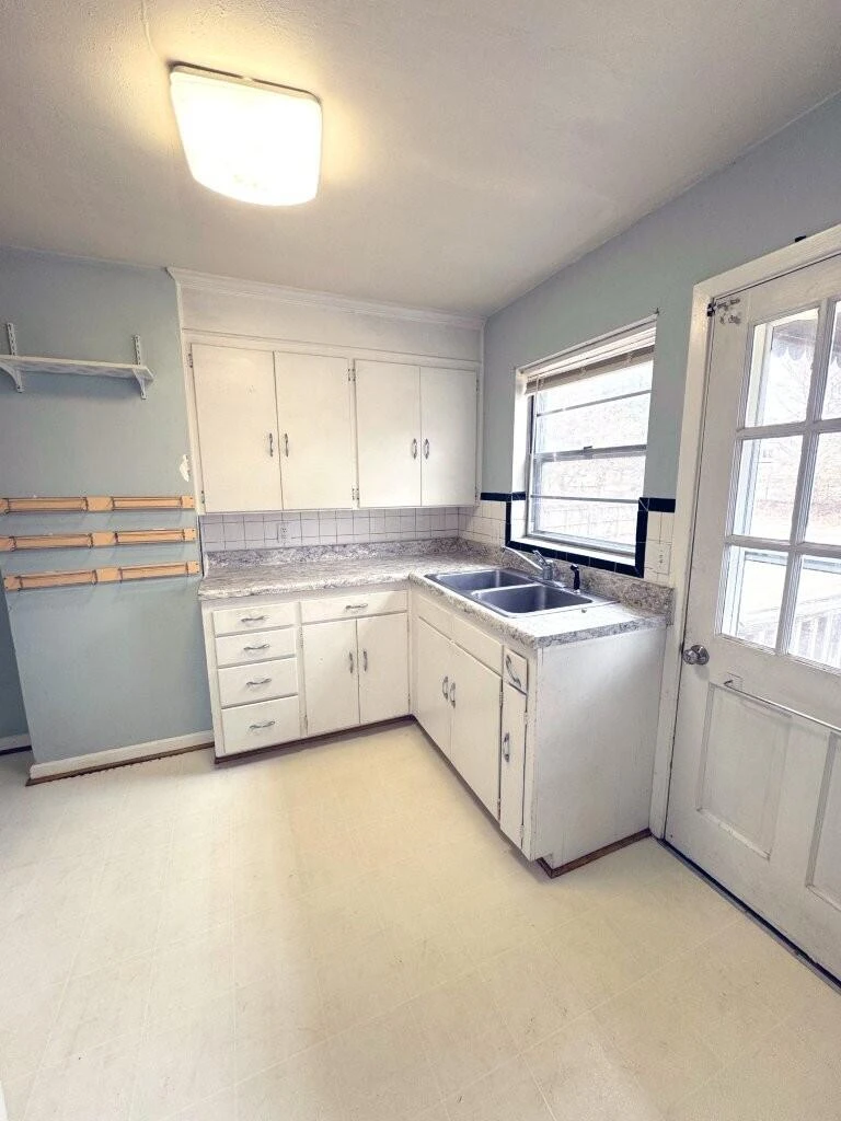 1811 Windsor AVE - Photo 2