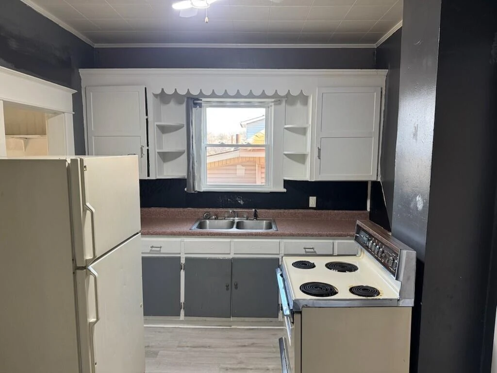 1144 Tompkins AVE - Photo 14