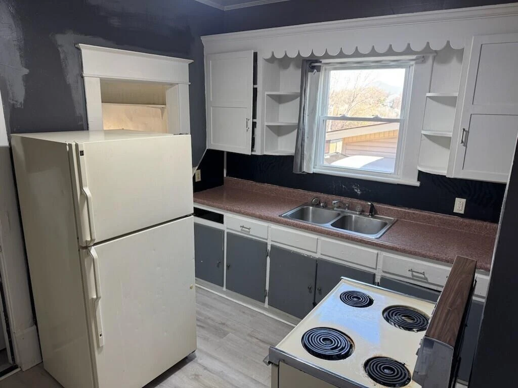 1144 Tompkins AVE - Photo 15