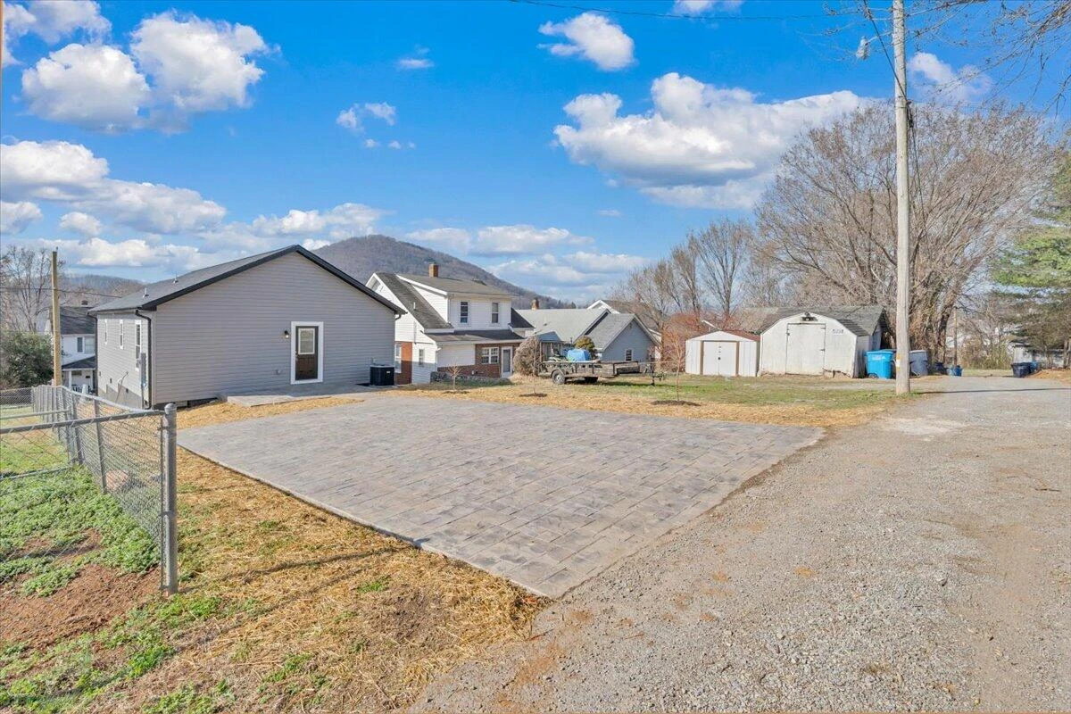 1018 Morehead AVE - Photo 27