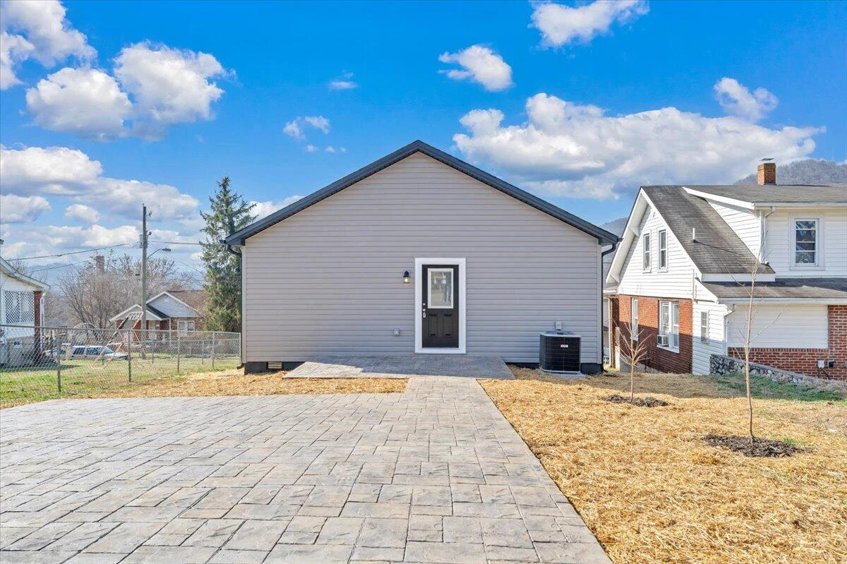 1018 Morehead AVE - Photo 28
