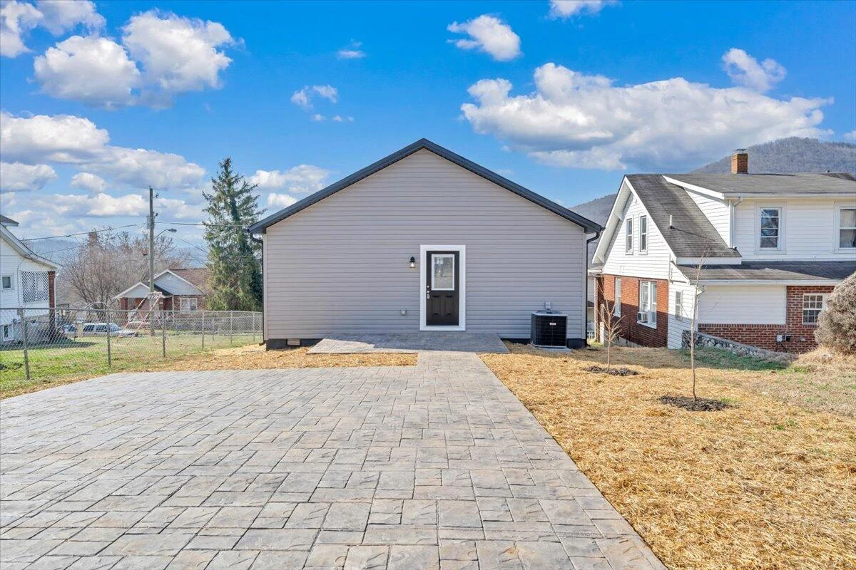 1018 Morehead AVE - Photo 29