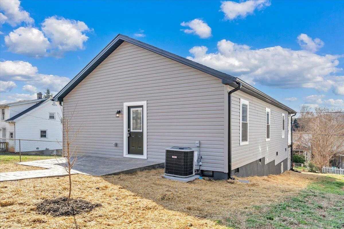 1018 Morehead AVE - Photo 30