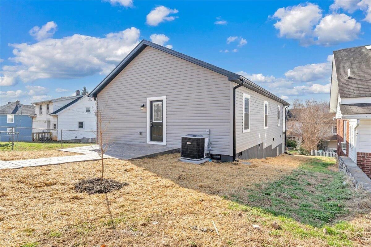 1018 Morehead AVE - Photo 31