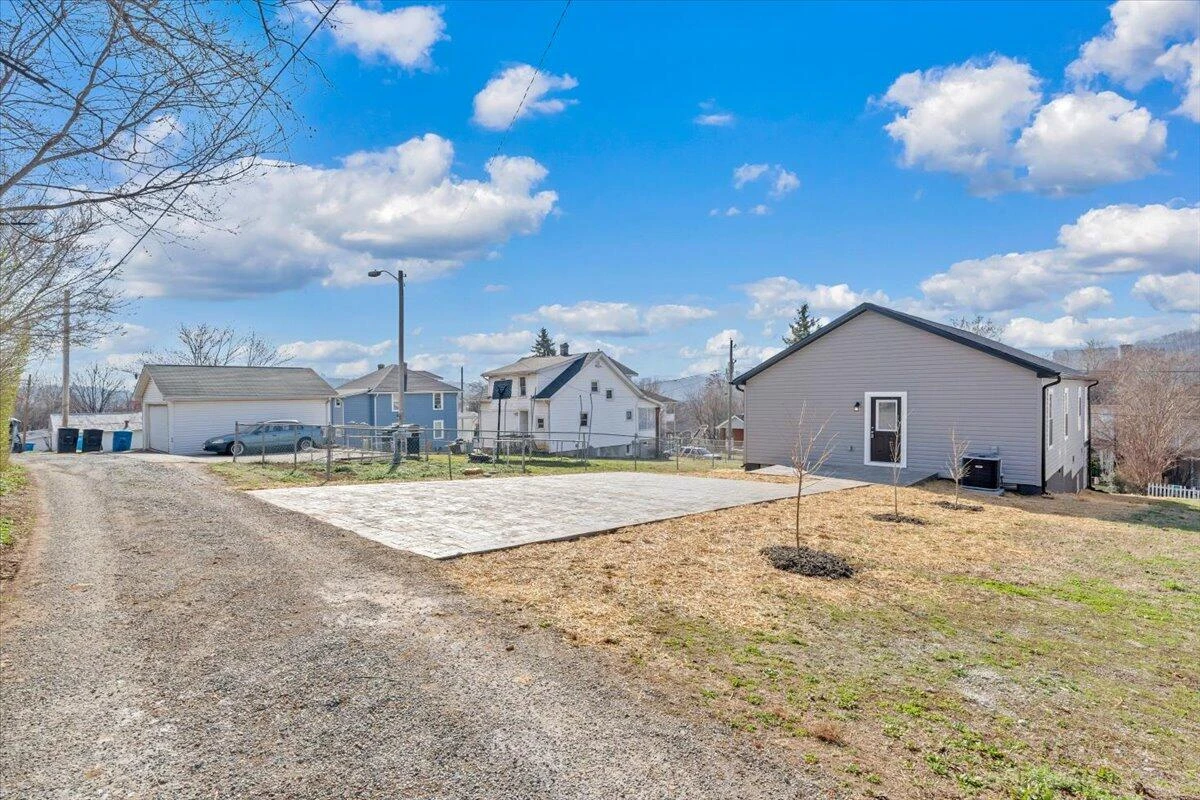 1018 Morehead AVE - Photo 32