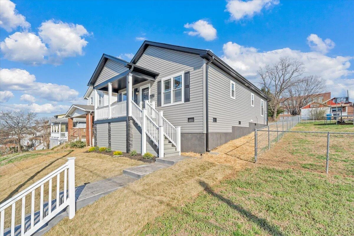 1018 Morehead AVE - Photo 35