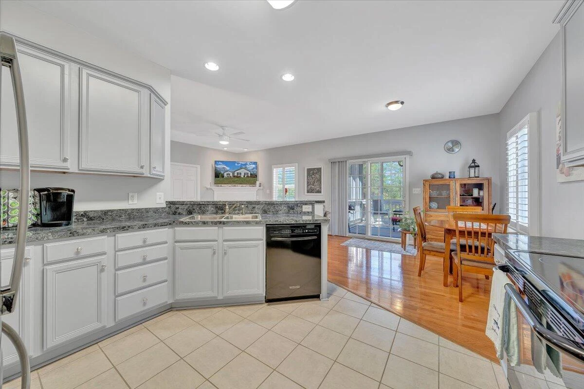1034 Joffrey DR - Photo 18