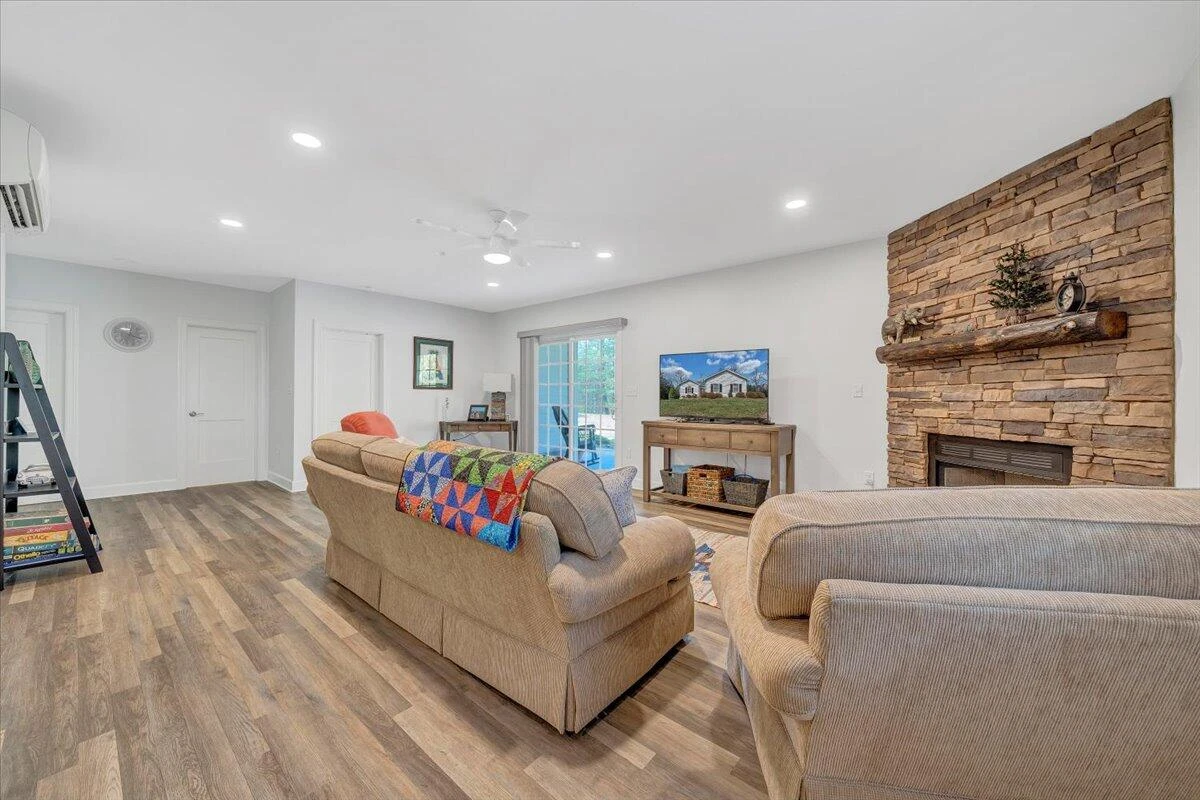1034 Joffrey DR - Photo 35