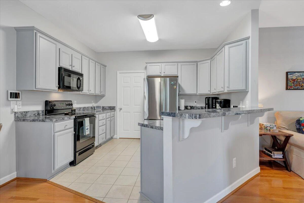 1034 Joffrey DR - Photo 7