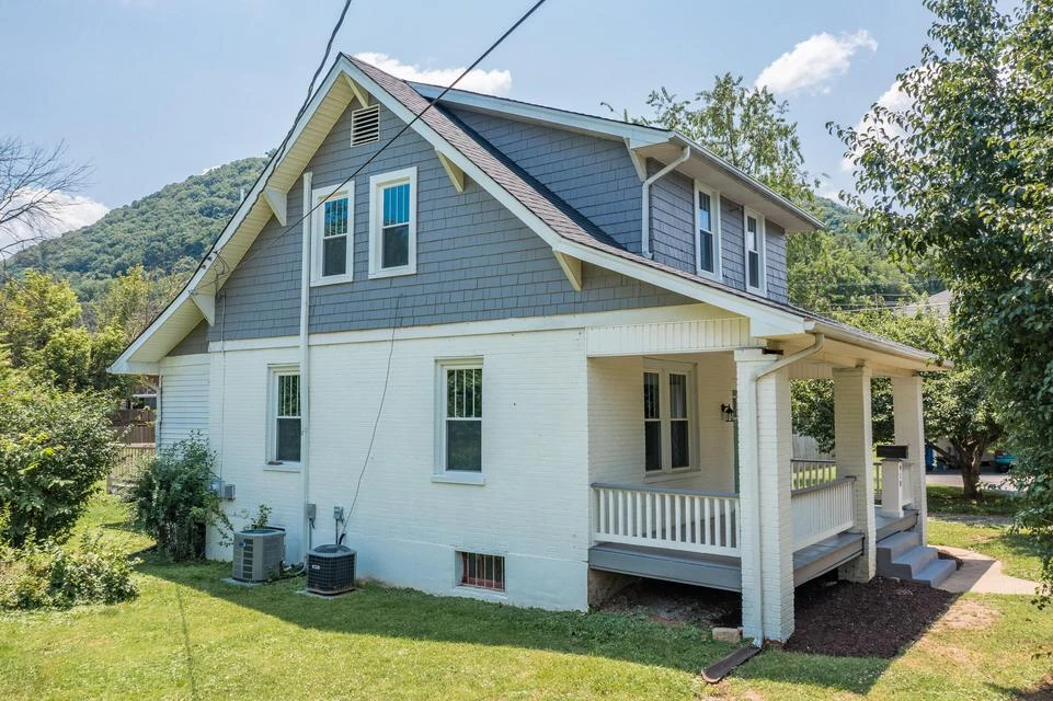 910 Ivy ST - Photo 2