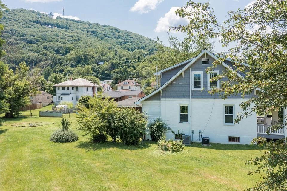 910 Ivy ST - Photo 3