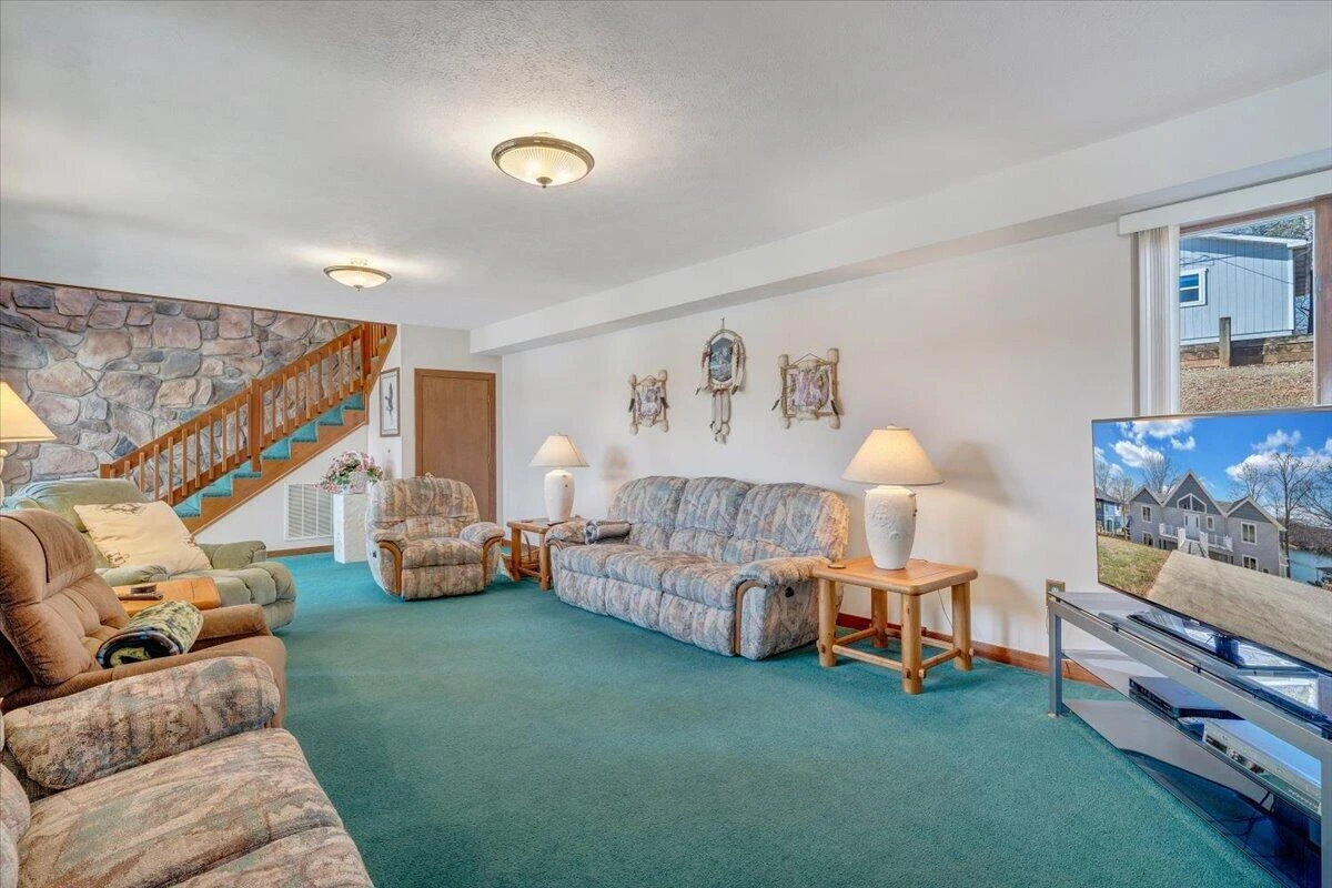 312 Spring DR - Photo 14