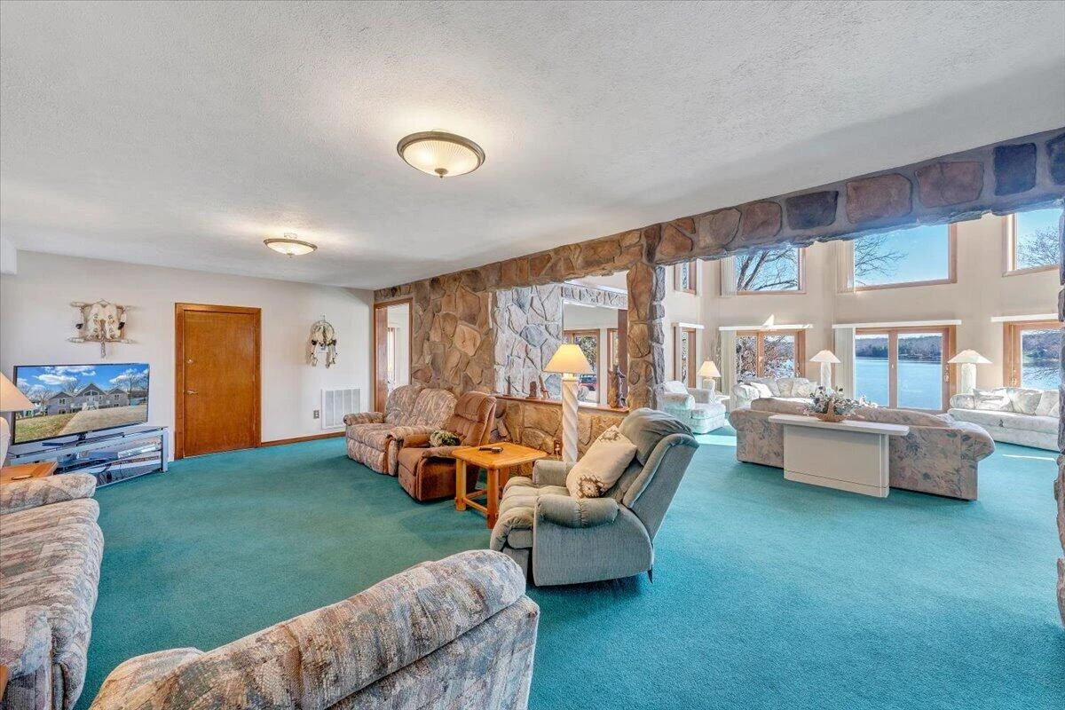 312 Spring DR - Photo 15