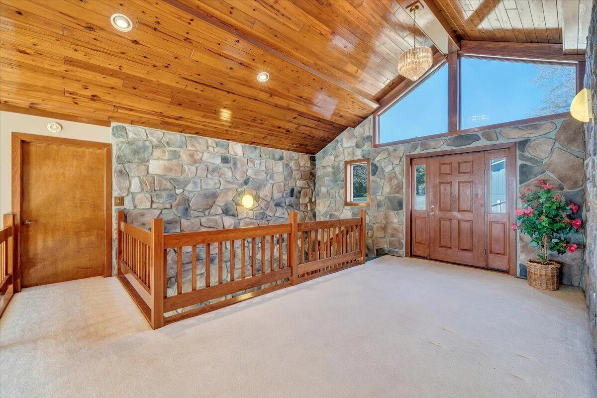 312 Spring DR - Photo 18