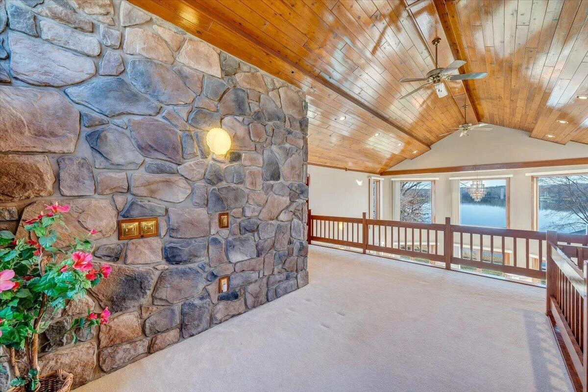 312 Spring DR - Photo 19