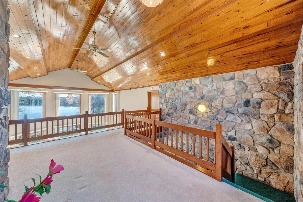 312 Spring DR - Photo 20
