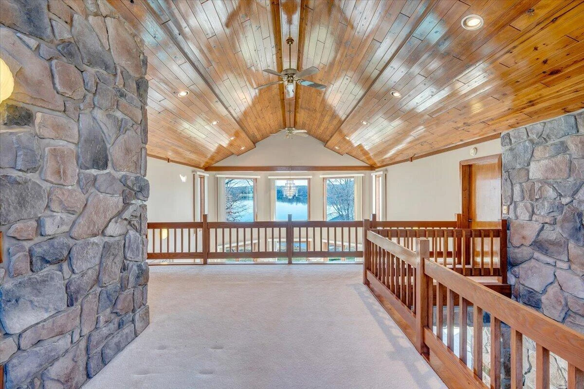 312 Spring DR - Photo 4