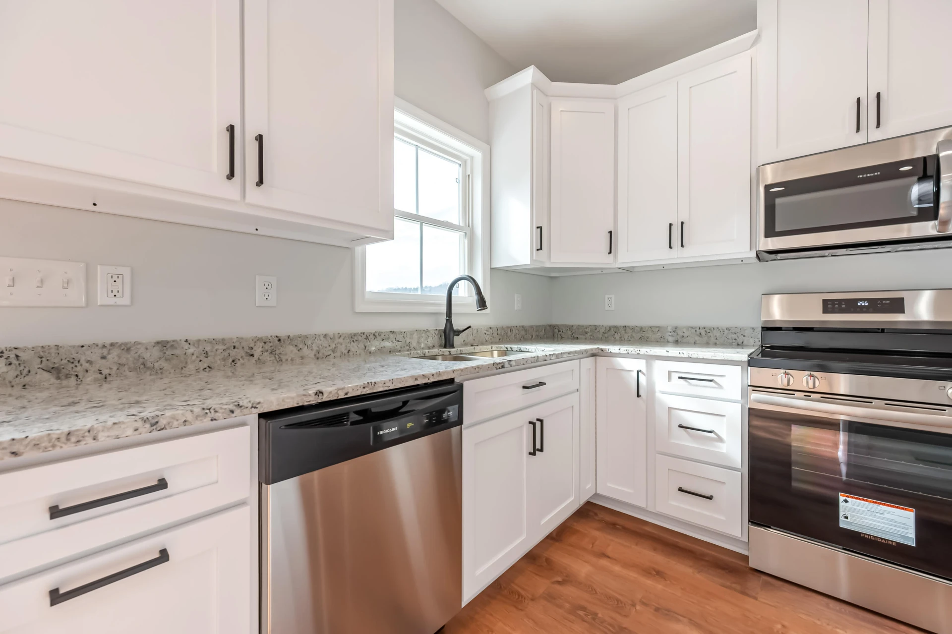 1047 Barberry RD - Photo 16