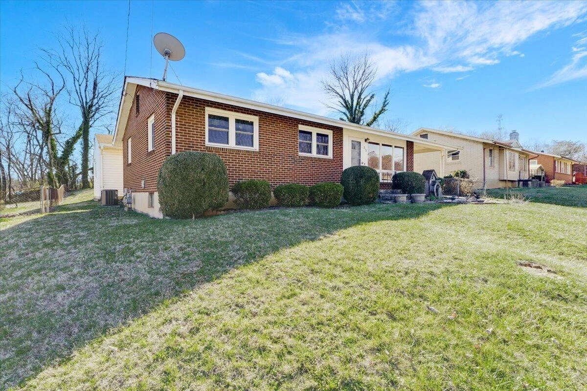 212 Cherryhill RD - Photo 2