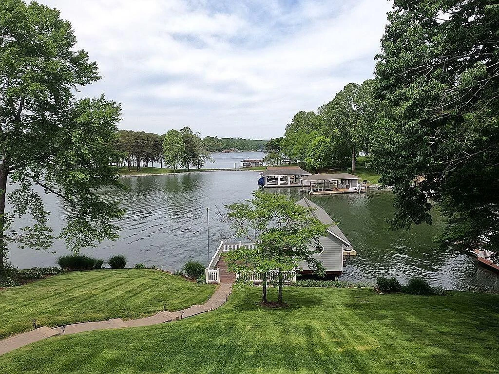 110 Windward DR - Photo 2