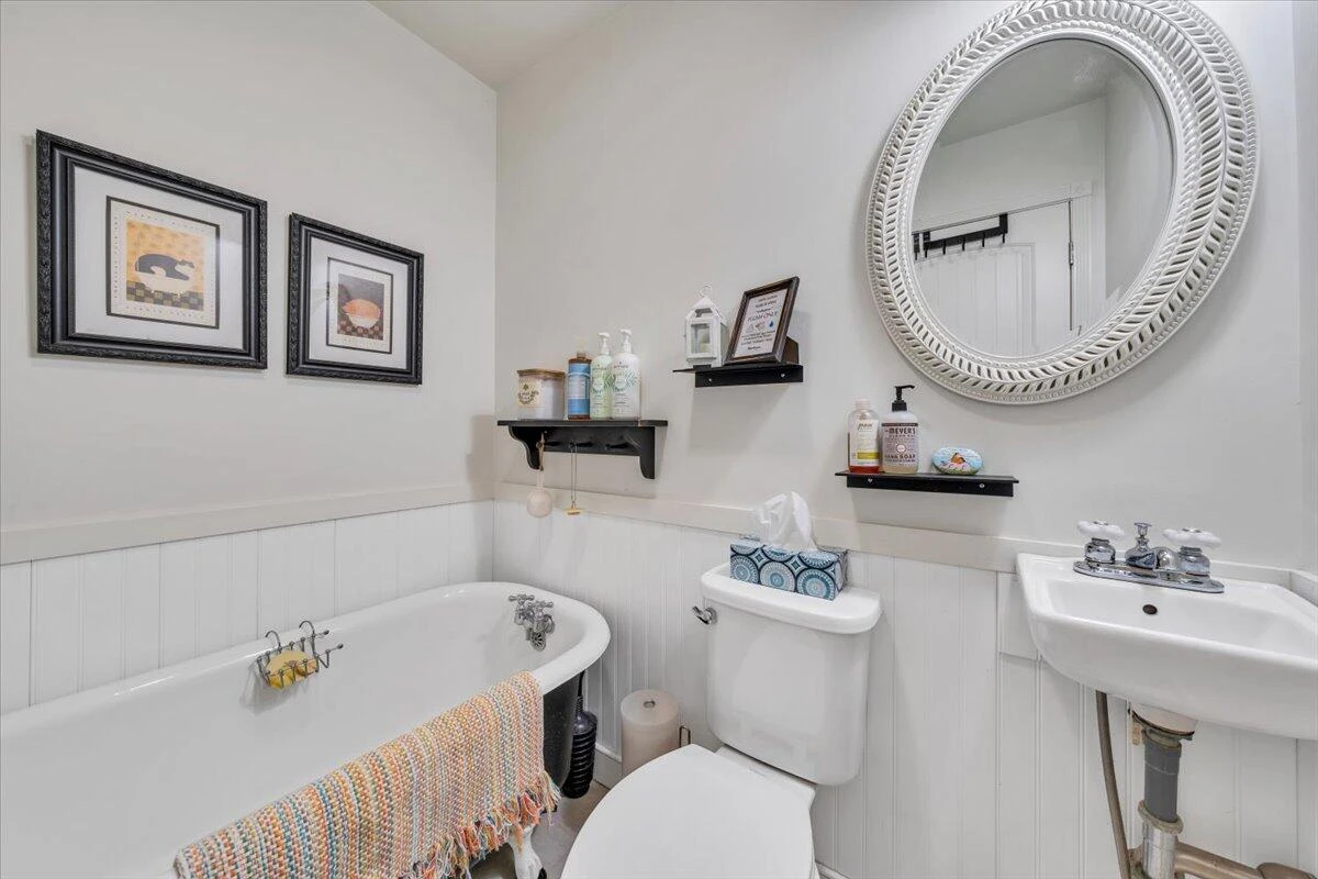 738 Jerry LN - Photo 13