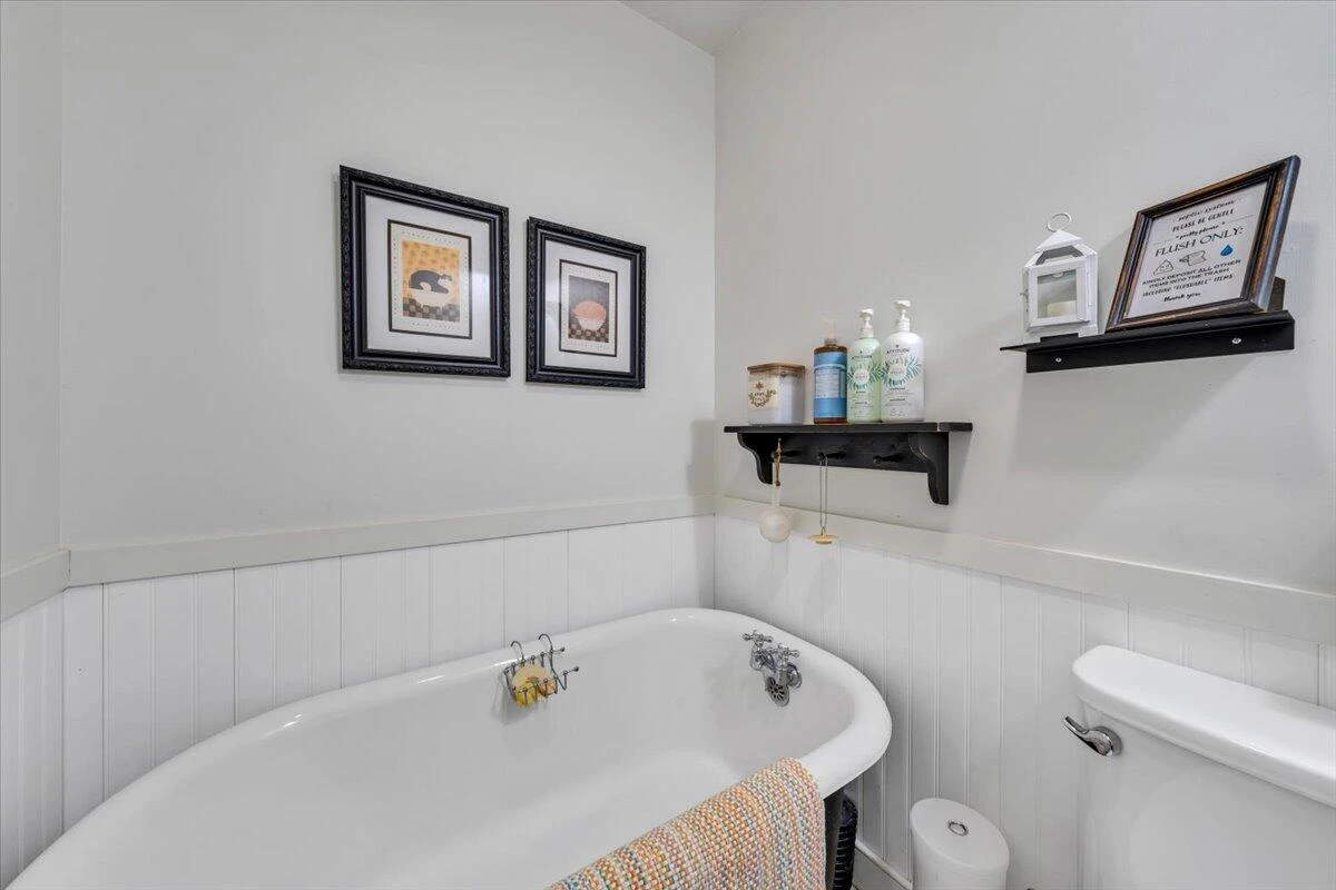 738 Jerry LN - Photo 16