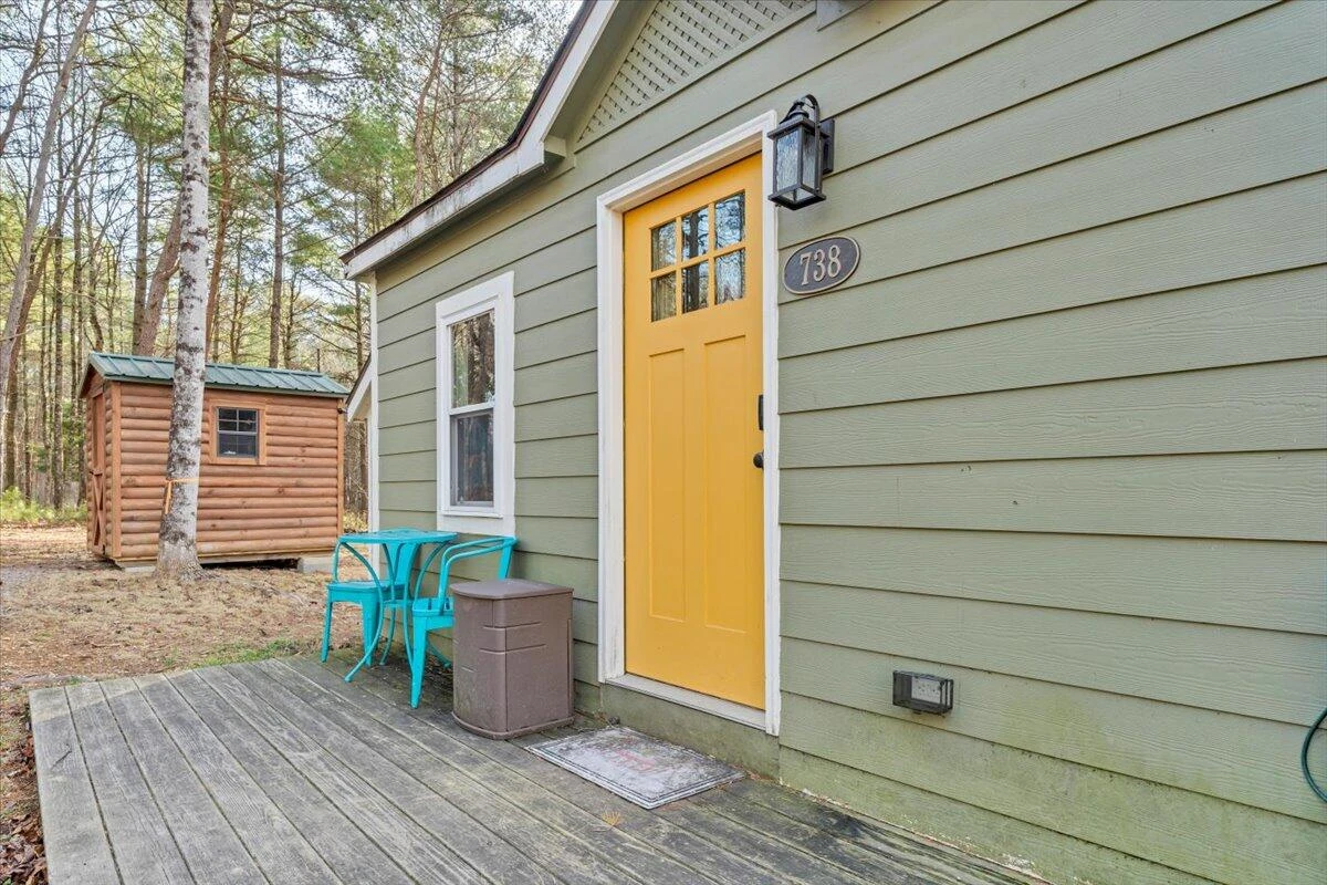 738 Jerry LN - Photo 2
