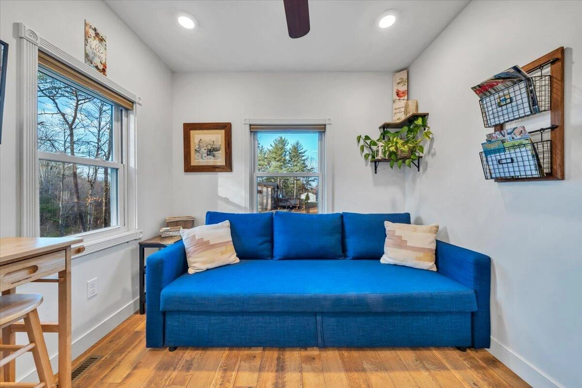 738 Jerry LN - Photo 3