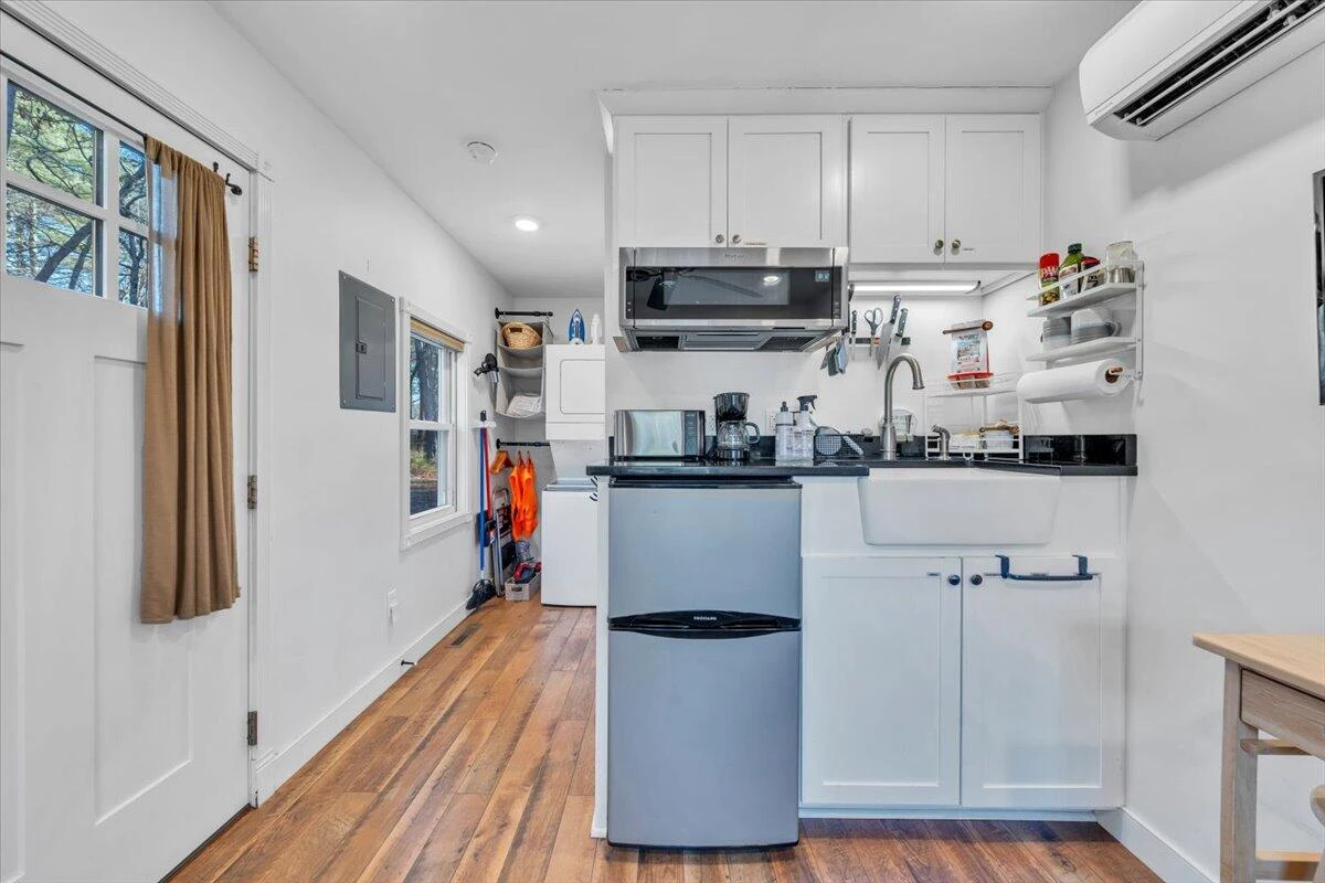 738 Jerry LN - Photo 9
