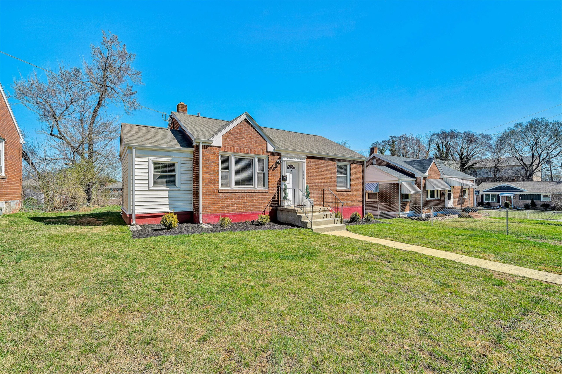 2705 Forest Hill AVE - Photo 3